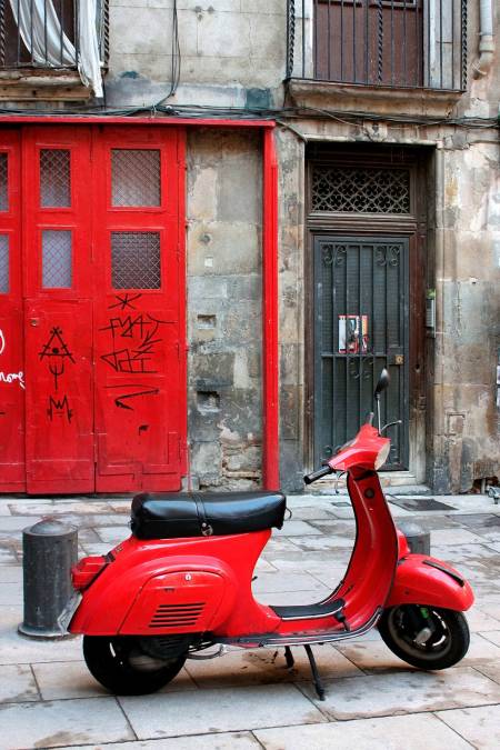 Фотообои Красный скутер во дворе | арт.11255