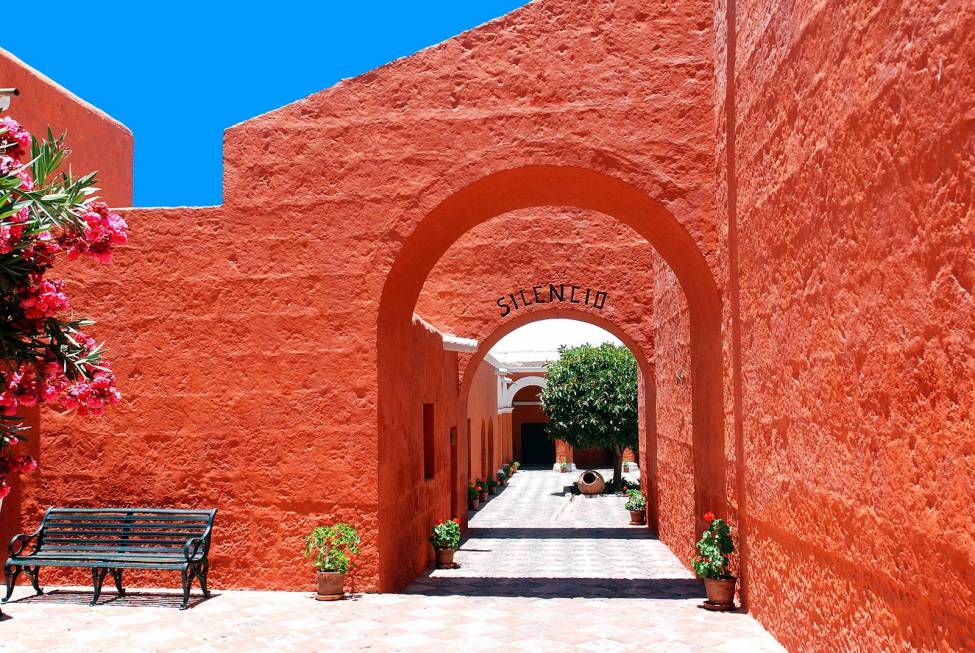 Фотообои Красные стены с арками | арт.11306